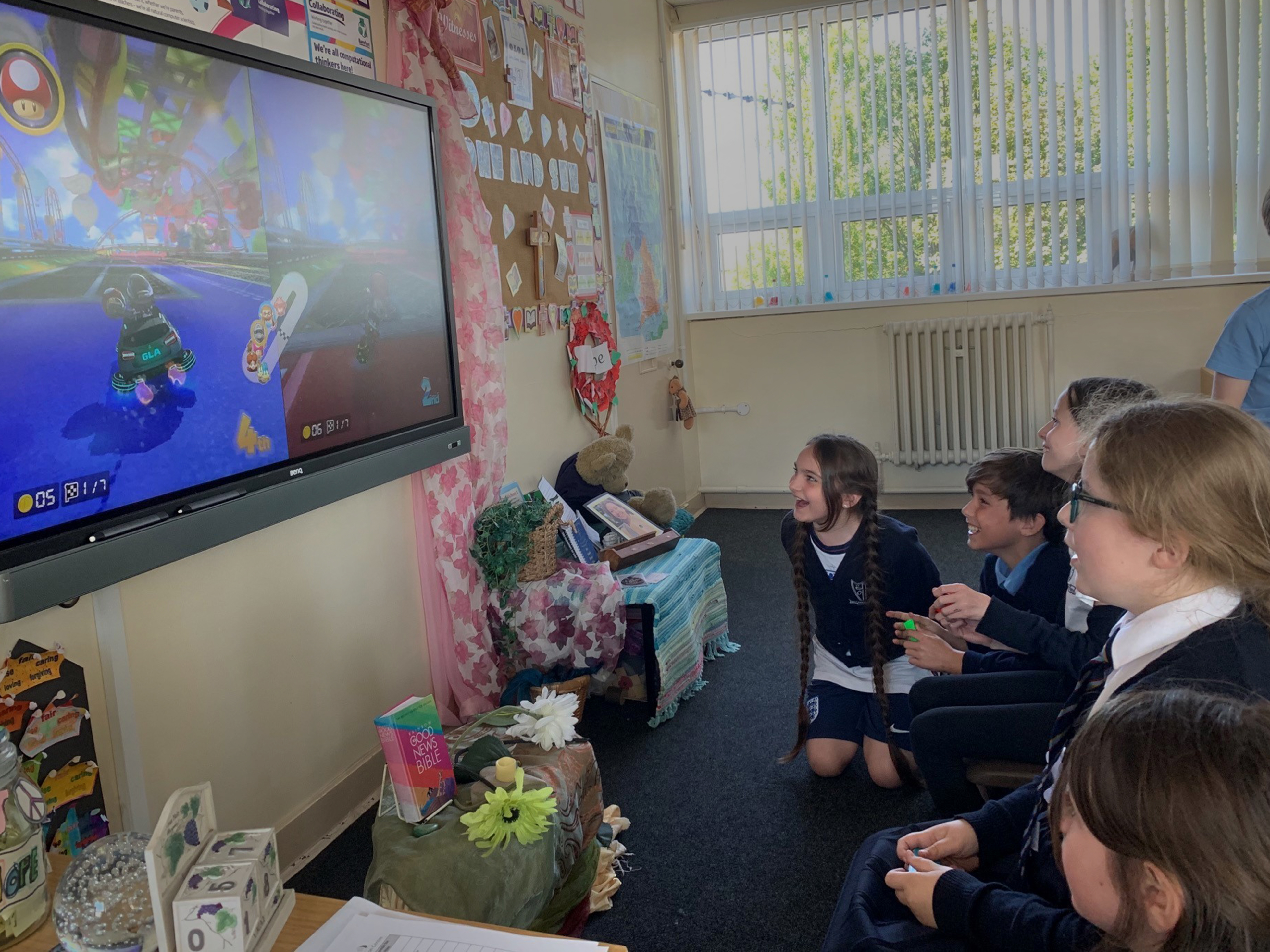 Pupils playing Mario Kart 8 Deluxe in the junior esports pilot